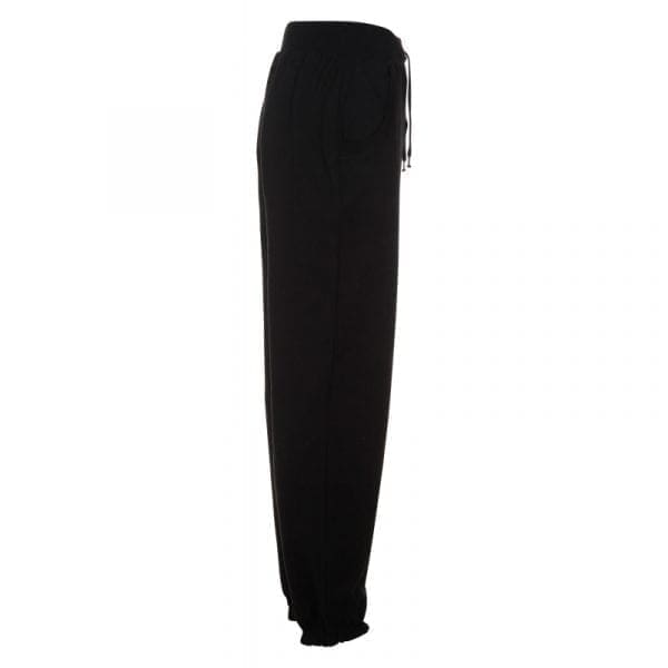 Sort sweatpants set fra siden med snøre i taljen og elastik ved anklerne.