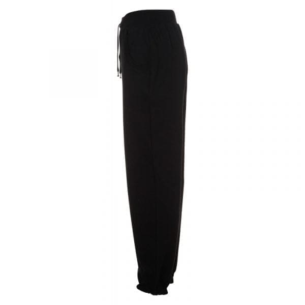 Sort sweatpants set fra siden med snøre i taljen og elastik ved anklerne.