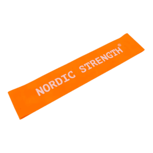 Orange træningselastik med teksten "NORDIC STRENGTH" i hvidt.