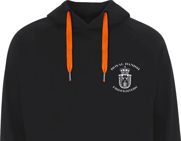 Sort hættetrøje med orange snøre og et lille hvidt "Royal Danish Firefighters"-emblem på venstre bryst.