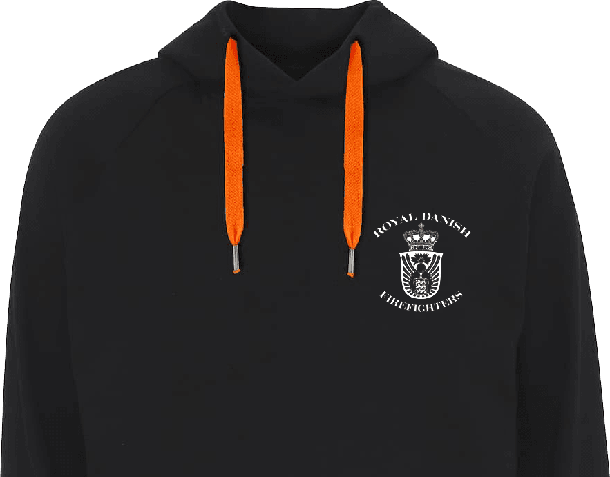 Sort hættetrøje med orange snøre og et lille hvidt "Royal Danish Firefighters"-emblem på venstre bryst.