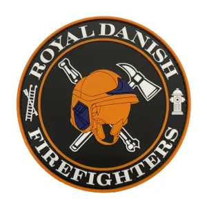 Rundt "Royal Danish Firefighters"-mærke i sort og orange med et billede af en brandhjelm, økse, hydrant og stige.