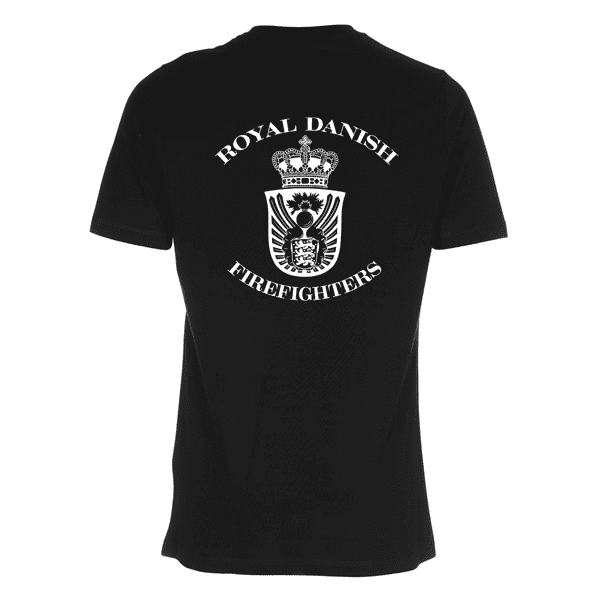 Sort t-shirt set bagfra med stort hvidt "Royal Danish Firefighters"-emblem midt på ryggen.