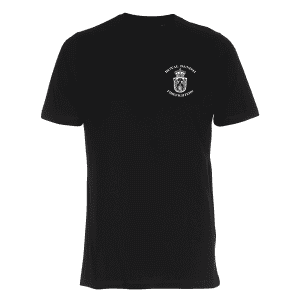 Sort t-shirt med et lille hvidt "Royal Danish Firefighters"-emblem på venstre bryst.