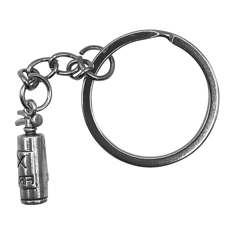 Nøglering med miniature brandslukker vedhæng i sølvlook, fastgjort til en metalkæde med ringlås.