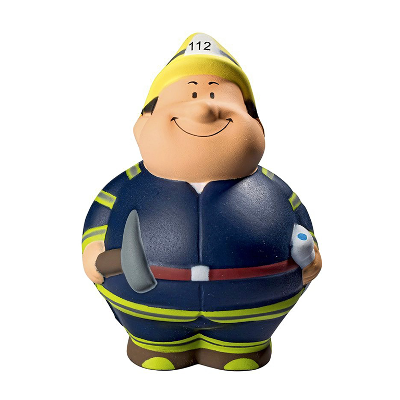 Smilende brandmands stressbold med gul hjelm og mørkeblåt uniform, holder økse og brandslange