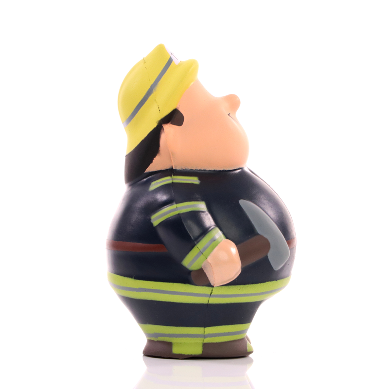 Smilende brandmands stressbold med gul hjelm og mørkeblåt uniform, holder økse og brandslange